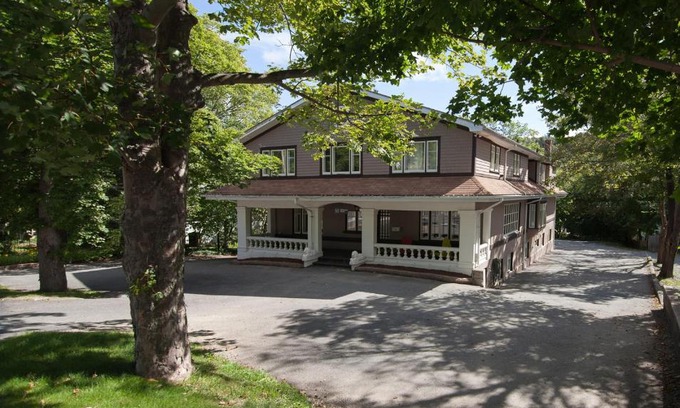 Waterford Valley House | Comfortable Leaside Executive Apartments for Family Stays