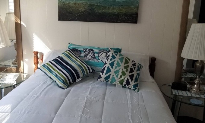 Stewart House | Unforgettable Stay at Leatherwood Bay with Lake Views