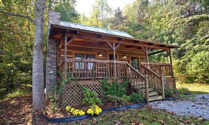 Tellico Plains Cabin | Relax in Nature: 2 Bedroom Home with Private Hot Tub