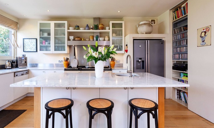 West Putney House | Relaxing Retreat at Leaves and Lullabies by Veeve