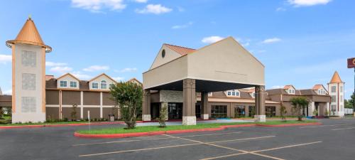 Bossier City Hotel | Relax at LeBossier Hotel with Oceanfront Views & Pool
