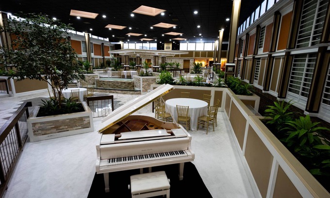 Bossier City Hotel | Comfortable Stay at LeBossier Hotel with Pool & Restaurant