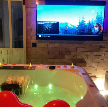 Meru Apartment | Top-Rated Lecocondemy: Relax with a Hot Tub Retreat