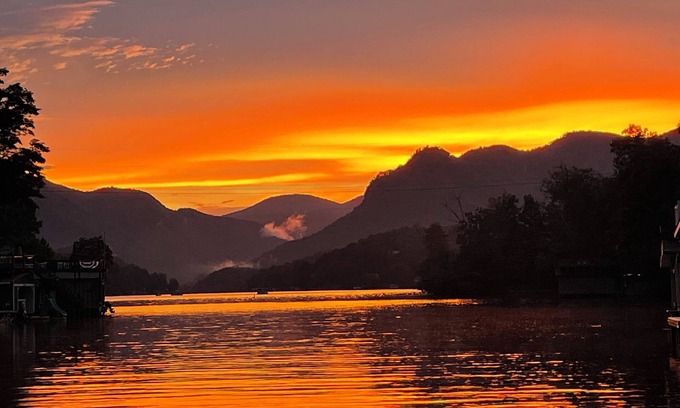 Sunset Cove House | Experience Ledfords Landing: Breathtaking Views Await You