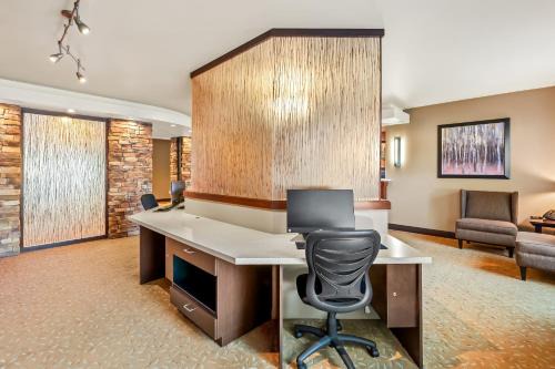 Buena Hotel | Discover Ledgestone Hotel: Family-Friendly & Accessible Stay