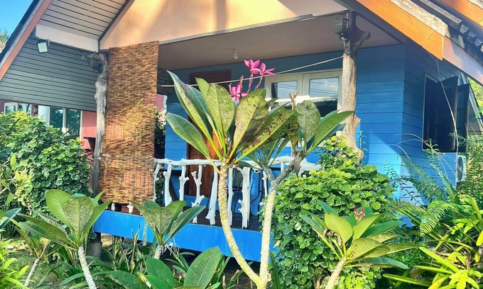 Ko Kood Hotel | Cozy Lee Red House: Family-Friendly with Kitchen & Restaurant