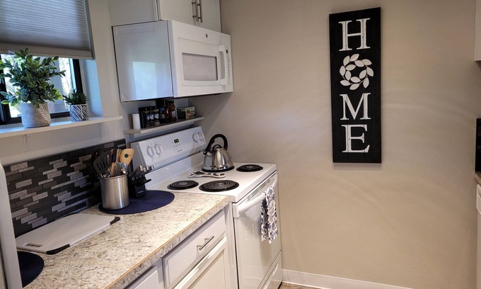 Helena Condo | Explore Lee's Helena Hideout with Ocean Views & Breakfast