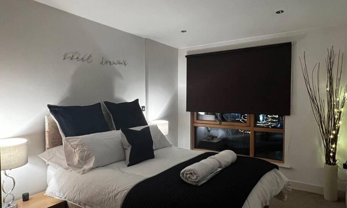 Leeds Apartment | Comfortable 2 Bedroom Apartment at Leeds Clarence Dock