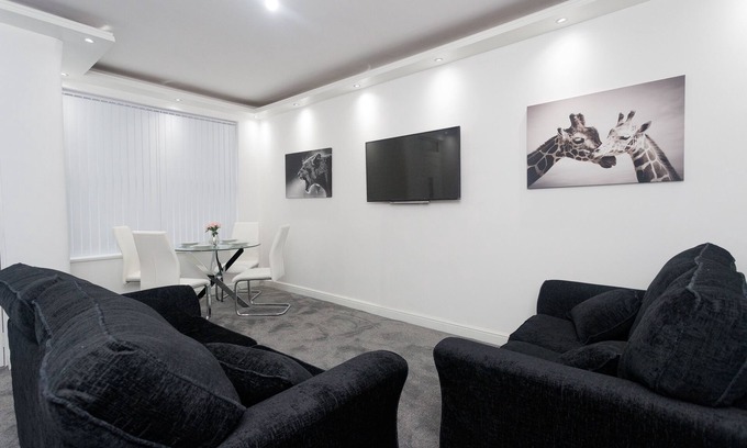 Leeds Apartment | Comfortable Leeds House with Breakfast & Family-Friendly Vibe
