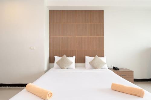 Nong Bon Hotel | Discover LeeNova Place: Family-Friendly with Pool & Dining