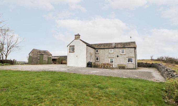 Millers Dale House | Explore Lees Farm: 4-Star Getaway for Families & Pets