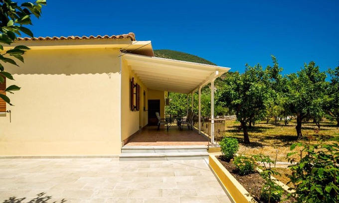 Nidri Apartment | Family-Friendly Lefkada House with Parking and Yard