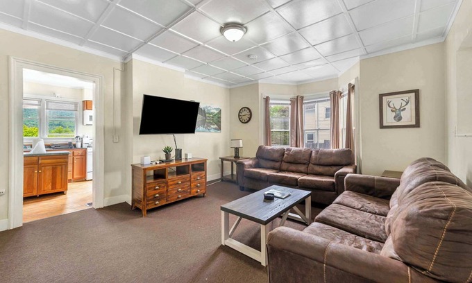 Oneonta House | Unforgettable Baseball Getaway at Left Field All Star Rentals