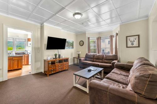 Oneonta House | Enjoy Family-Friendly Stays at Left Field All Star Rentals