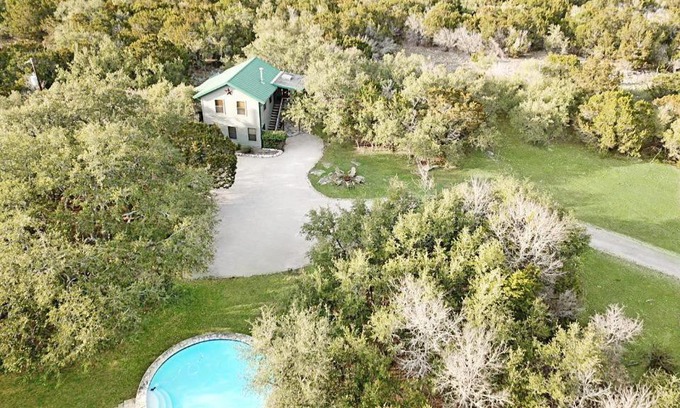 Driftwood House | Inviting Left Fork: 4-Star Haven with Pool & Family Amenities