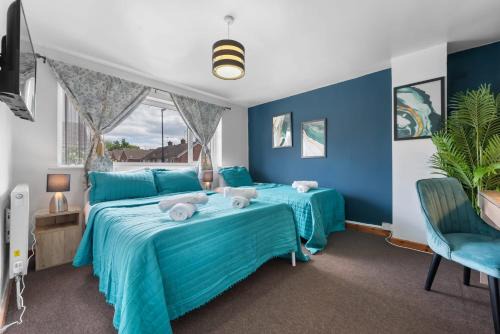 Binley House | Legacy House - Family-Friendly Stay with Secure Parking