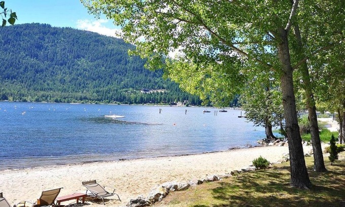 Sicamous Condo | Enjoy Legacy on Mara Lake: Private Beach & Pool Access