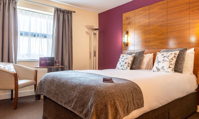 Preston Hotel | Highly Rated Legacy Preston International Hotel with Dining