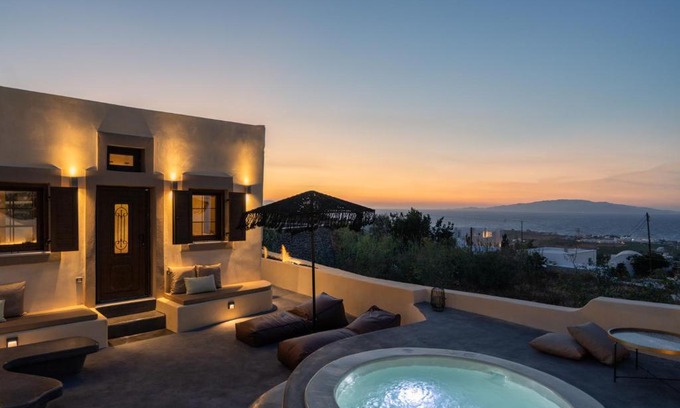 Finikia Apartment | Elegant Legacy Private Villa in Oia - 4-Star Stay with Hot Tub