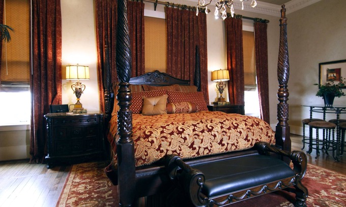 Fredericksburg Bed & Breakfast | Indulge in the Legacy Suite with Hot Tub & Wine Tours
