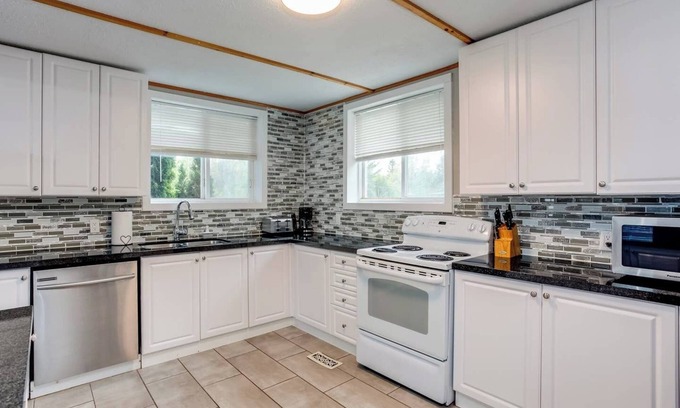 The Blue Mountains Ski Chalet | Legend Cottages(Sleep40) - indoor Pool & hot tub & Sauna