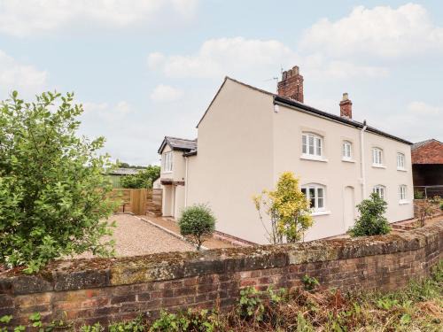 Knutsford House | Pet-Friendly Retreat at Legh Oaks Farm – Rated 9.4/10