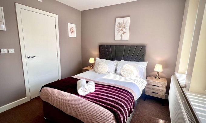 Leicester House | Cozy Stay at Comfy Casa with Breakfast & Pet-Friendly Options
