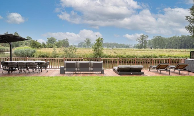 Deinze Villa | Oceanfront Leie Villa: Family-Friendly with Private Pool