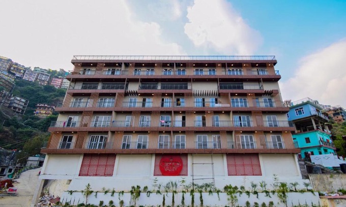 Shimla Apartment | Comfortable Leigh 2BHK Shimla with Rooftop and Wi-Fi