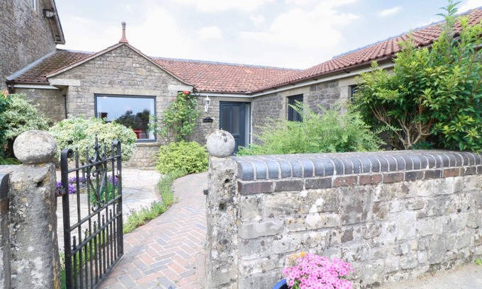 Shepton Mallet Cottage | Family-Friendly LEIGH HOLT with Pool & Garden in Shepton Mallet