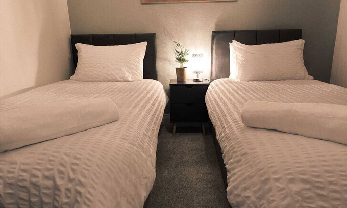Leigh-on-Sea Apartment | Leigh on Sea Getaway with Parking & Family-Friendly Amenities