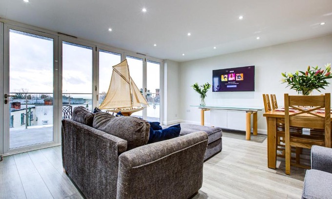 Leigh-on-Sea House | Pet-Friendly Leigh Penthouse with Oceanfront Views