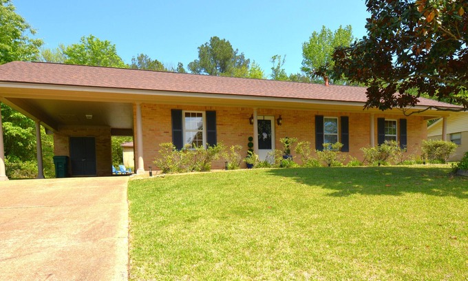 Tupelo House | Leighton Rambler: Ideal Location Near Dining and Parks