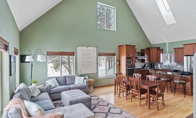 Hill City House | Relax at Leightons Lodge with Hot Tub Near National Forest