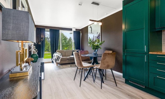 Beitostolen Apartment | Modern Apartment in Beitostølen with Terrace & Hot Tub