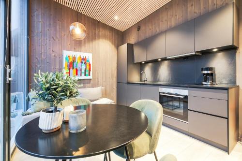 Henningsvaer Apartment | Cozy Apartment in Banhammaren with Balcony & Family Friendly