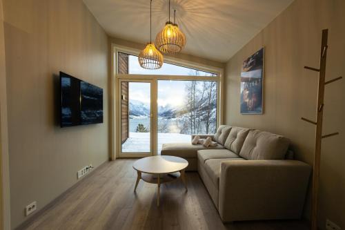 Stryn Apartment | Cozy Microbolig på Rake: Family-Friendly with Breakfast