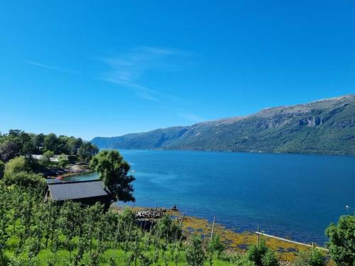 Ullensvang Apartment | Cozy Stay at Leilighet v Hardangerfjorden - Pet and Child Friendly