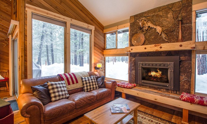 Overlook Park House | Cozy Mountain Cabin with Hot Tub & Pet-Friendly Amenities