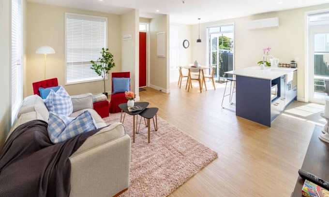 Sydenham House | Leitch Cottage with carpark