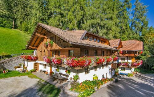 San Lorenzo di Sebato House | Discover Leithäusl: Pet-Friendly Getaway with Hot Tub