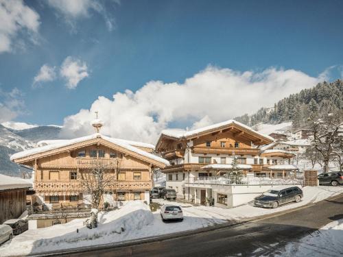 Ramsau im Zillertal House | Highly Rated Leitnerhof: Pet and Child Friendly Retreat