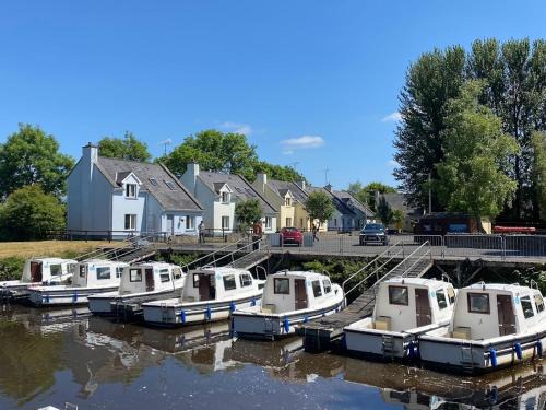Carrick-on-Shannon House | Serene Leitrim Quay - Riverside Cottage for Family Getaways