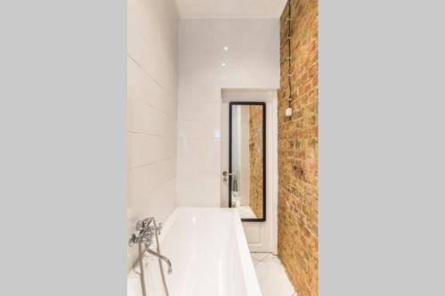 Brasa Apartment | Convenient Lejas 5: Self Check-In & Free Parking Near City