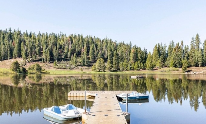 Pinecrest Condo | Explore Leland Lodge: Year-Round Fun with Amenities