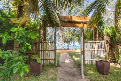 Vilanculos Cabin | Beachfront Bliss at Lemon Beach Lodge, Vilankulo
