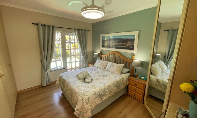 Edgemead Apartment | Cozy Lemon Tree Cottage with Oceanfront Pool & Breakfast