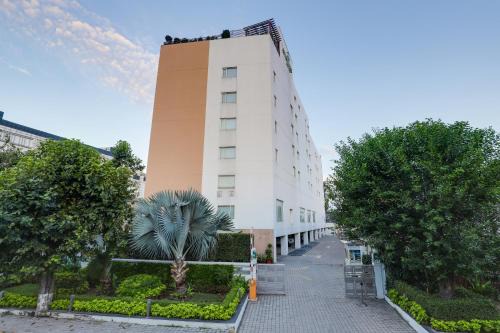 Industrial Area Phase I Hotel | Explore Lemon Tree Hotel Chandigarh with Pool & Spa Amenities