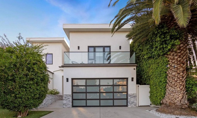 Sherman Oaks Villa | Lemona - Sherman Oaks Villa with Pool and Office