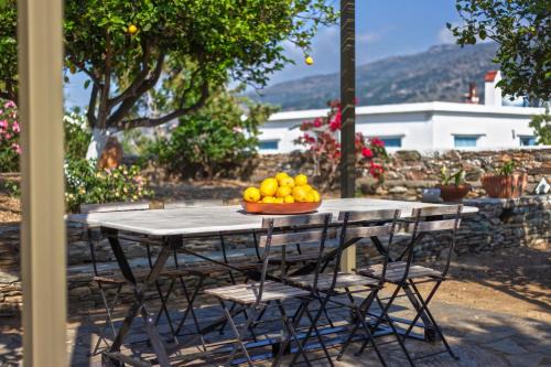 Andros Town House | Exceptional Lemoni House: Family-Friendly Retreat with Top Ratings